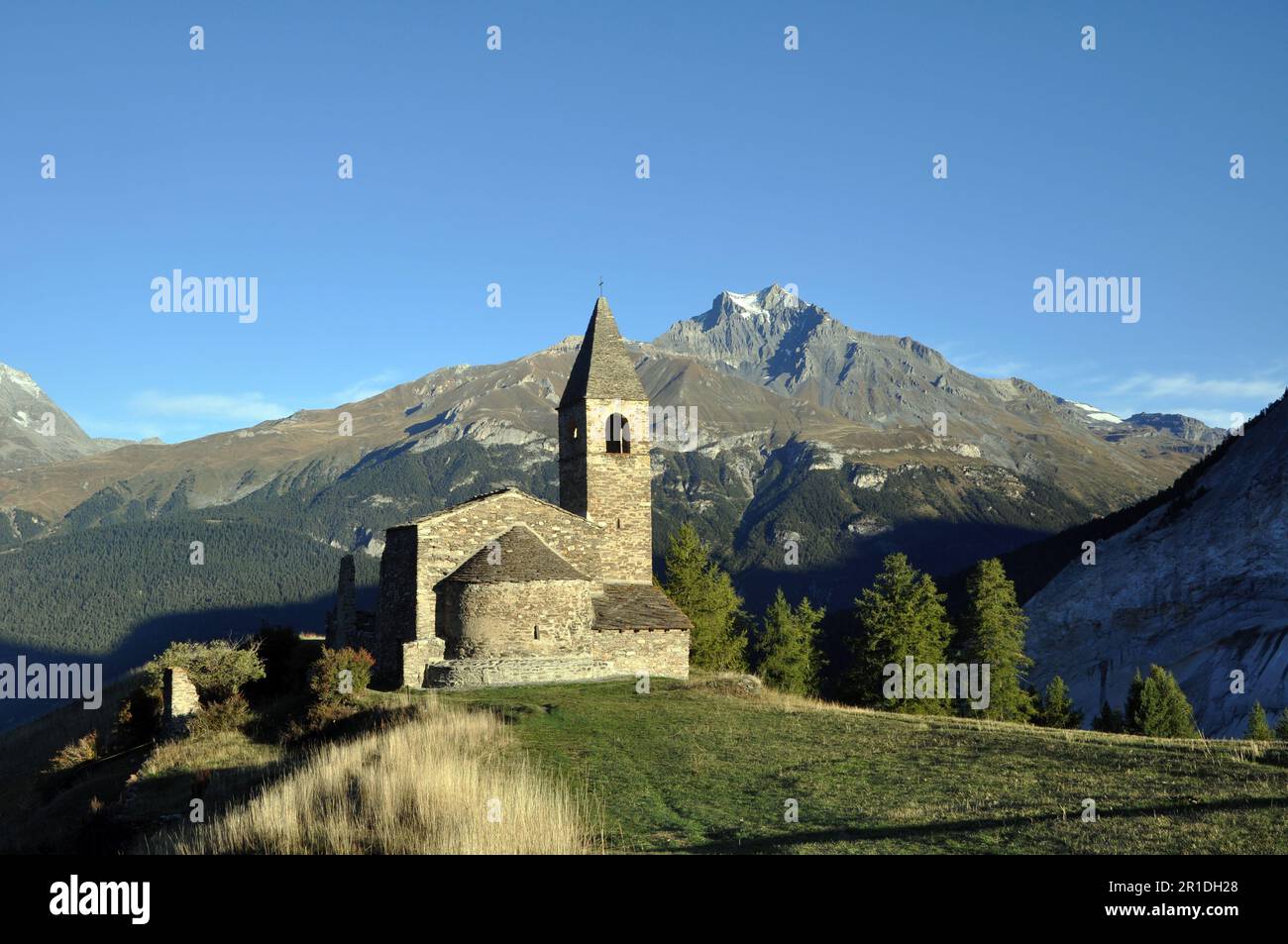 Prieuré de St Pierre d'Extravache à Bramans avec la montagne Dent Parrachée en arrière-plan en haute Maurienne Savoie Banque D'Images