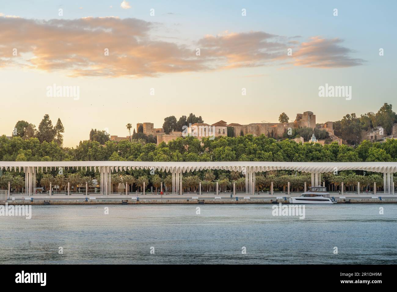 Malaga Skyline avec la forteresse Alcazaba et le Paseo del Muelle Uno au coucher du soleil - Malaga, Andalousie, Espagne Banque D'Images