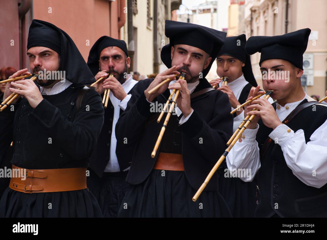 Groupe de joueurs launeddas, instrument sarde typique, à l'édition 367 de la procession religieuse de saint Efisio à Cagliari Banque D'Images