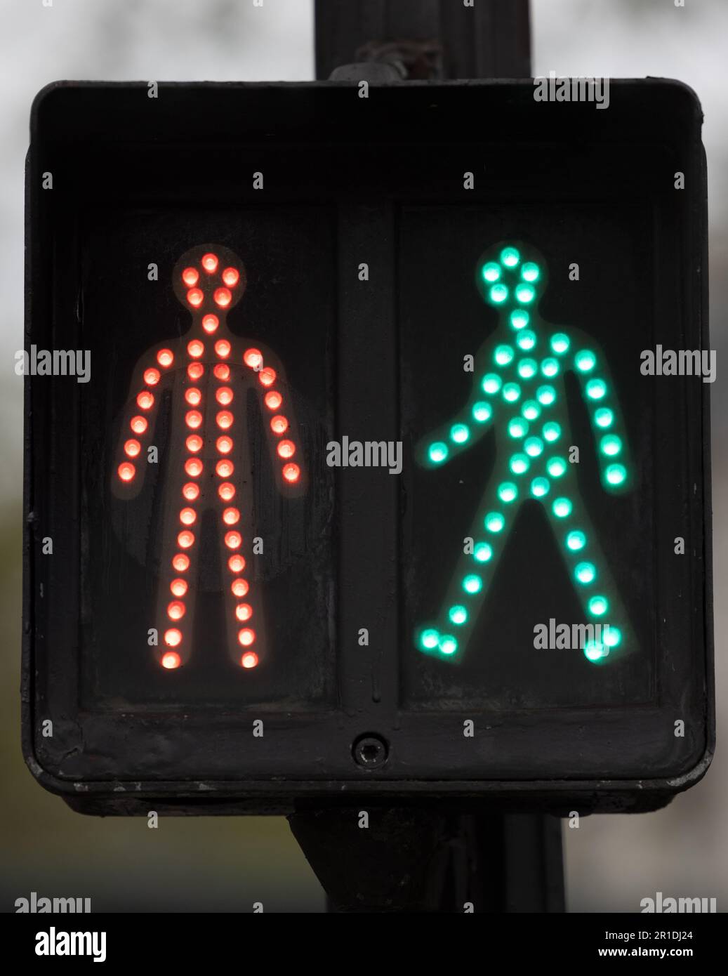 Feux piéton rouges et verts sur une rue de Paris, avec des signaux de marche et d'arrêt français distinctifs. Banque D'Images