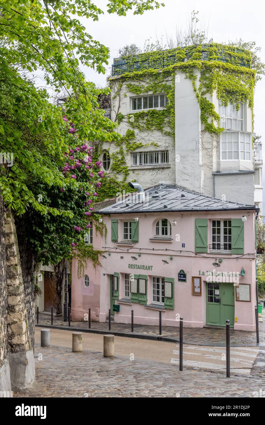 Façade de café parisien dans le centre de Paris, France, mettant en valeur une architecture traditionnelle, une signalétique distinctive et un caractère de rue français classique. Banque D'Images
