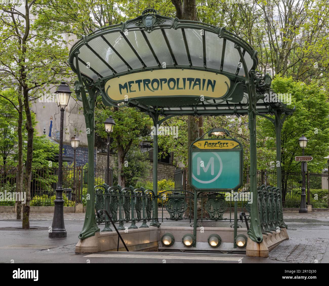 Paris, France. Entrée de la station de métro à la station Abbesses près de Montmartre. Entrée de métro vintage conçue par Hector Guimard Banque D'Images