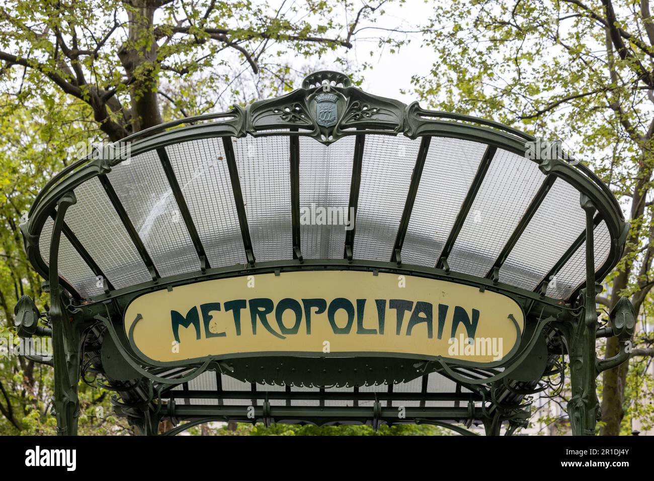 Paris, France, entrée de la station de métro à la station Abbesses près de Montmartre. Entrée de métro vintage conçue par Hector Guimard Banque D'Images