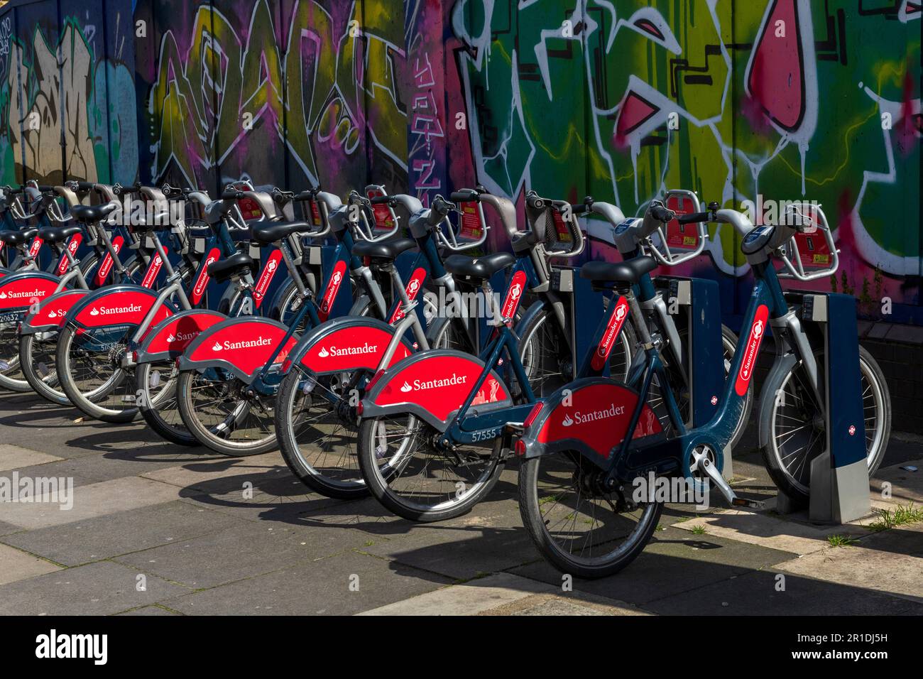 Une rangée de cycles de Santander dans une station d'accueil, partie du programme de location de cycle TFL communément appelé Boris Bikes New Road, Whitechapel, Londres, Royaume-Uni. 7 AP Banque D'Images