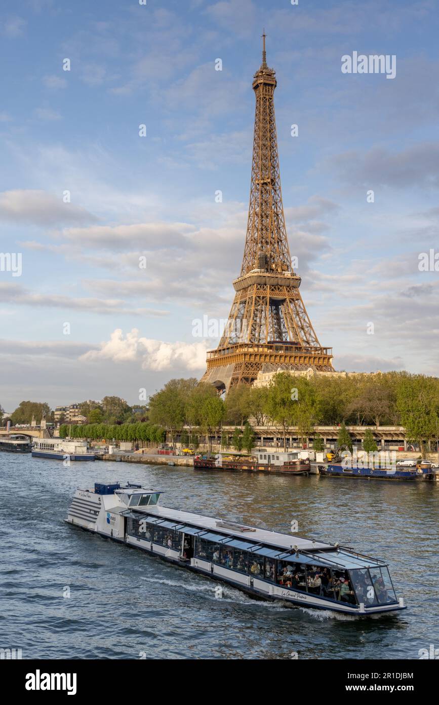 Paris et la Tour Eiffel vus du centre de Paris. Destination touristique populaire, un bateau touristique sur la Seine. Banque D'Images