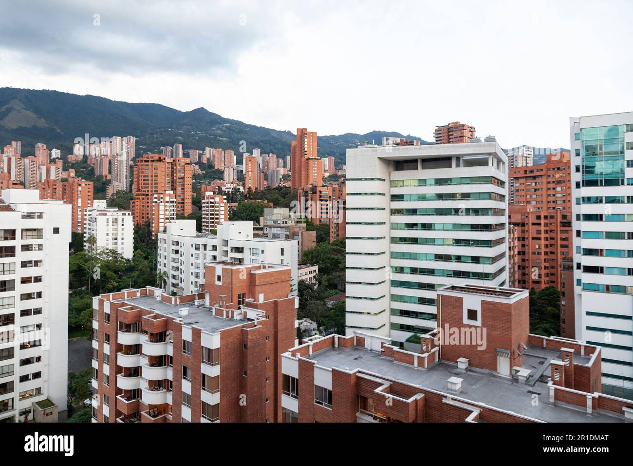 Medellín - Antioquia - Colombie - Abril 21, 2023. Vue sur El Poblado quartier très exclusif secteur de la ville de Medellín Banque D'Images