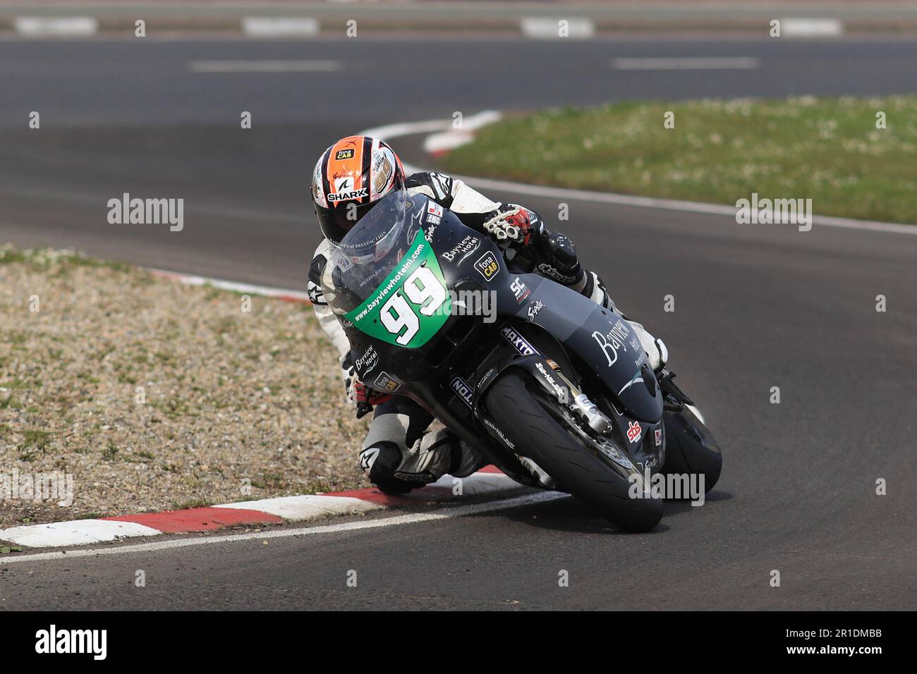 Antrim, Irlande du Nord, Royaume-Uni. 13th Mai 2023: FonaCAB Nichl OilsNorth West 200 59, Portrush, Antrim, Irlande du Nord: Nord-Ouest 200 Race Day 2023: Jeremy McWilliams (Pamon - JMW Bayview Racing) a la deuxième place dans la course SuperTwin Credit: Action plus Sports Images/Alay Live News Banque D'Images