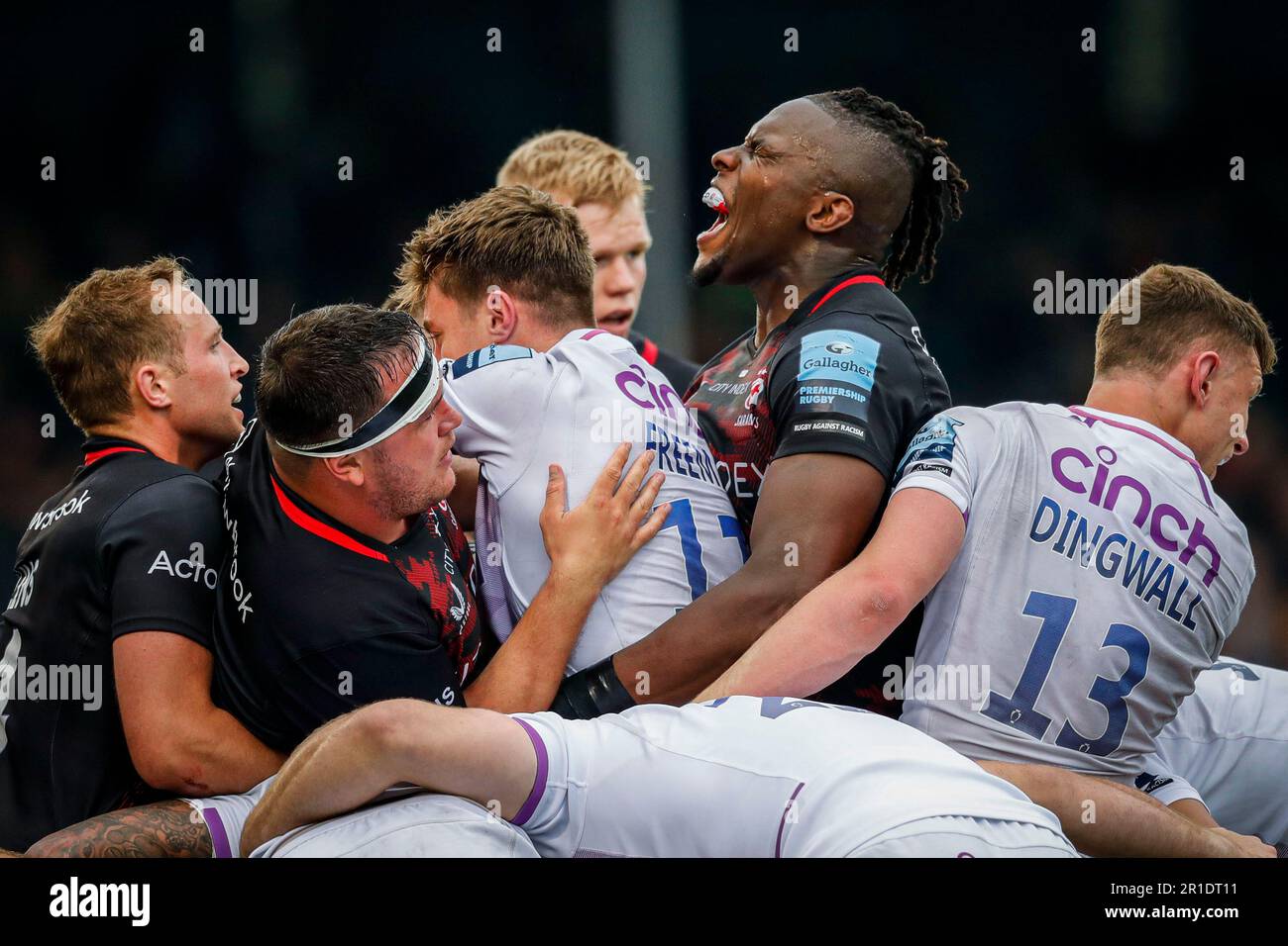 Maro Itoje de Saracens (deuxième à droite) célèbre une pénalité aux côtés de Max Malins (à gauche), Jamie George (deuxième à gauche) et Tommy Freeman de Northampton (au centre) et Fraser Dingwall (à droite) lors du match de demi-finale de la première Gallagher au stade StoneX, à Londres. Date de la photo: Samedi 13 mai 2023. Banque D'Images