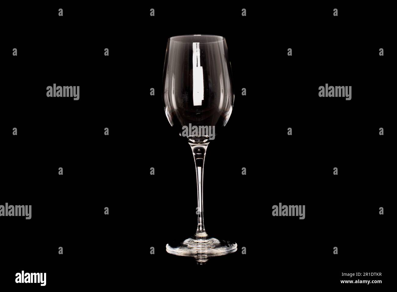 Un verre à vin en cristal, macro, isolé sur fond noir. Banque D'Images