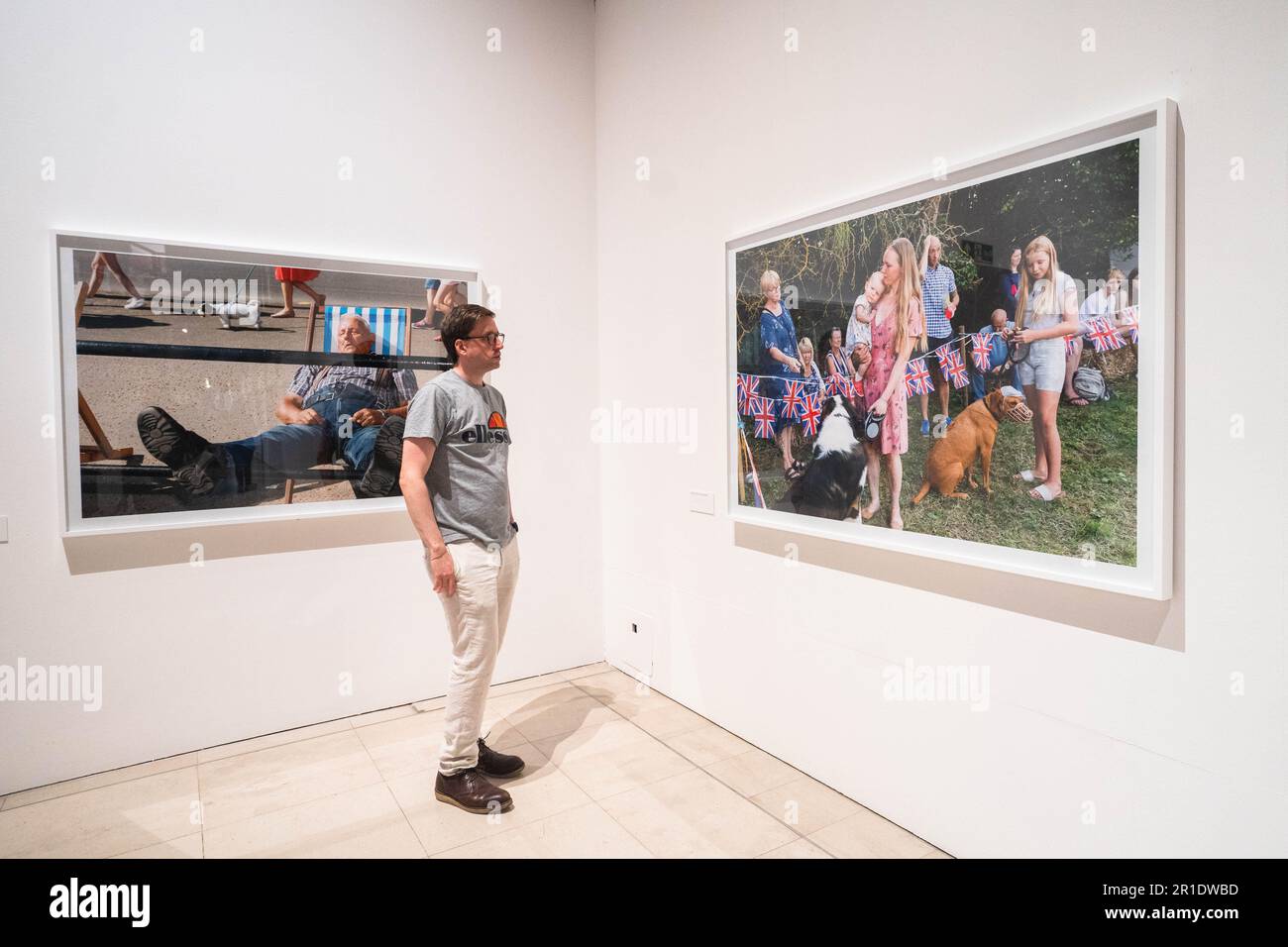 Londres, Royaume-Uni. 13 mai 2023. A Visitor vues (L) 'Scarborough, North Yorkshire, England', 2016, et 'Whitchurch Country Show, Dorset, England', 2022, par le photographe britannique Martin Parr, Rocket Gallery. La huitième édition de photo London à Somerset House London présente 126 galeries et éditeurs internationaux de premier plan qui présentent et vendent des œuvres de photographes avec des expositions et des conférences organisées. Credit: amer ghazzal / Alamy Live News Banque D'Images