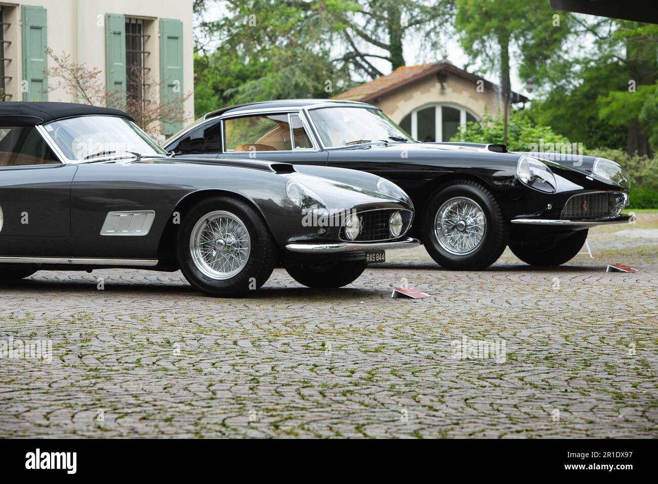 Modène, Italie. 13th mai 2023. Modena, Modena, Italie, 13 mai 2023, Ferrari 250 California s/n 1057 et Ferrari 410 Superamerica s/n 1305 GT, Cavallino Classic Modène 2023, la troisième édition du Concorso d'Eleganza annuel qui célèbre le cheval de danse à la Casa Maria Luigia pendant Cavallino Classic Ferrari - Historical Motors Credit: Live Media Publishing Group/Alay Live News Banque D'Images