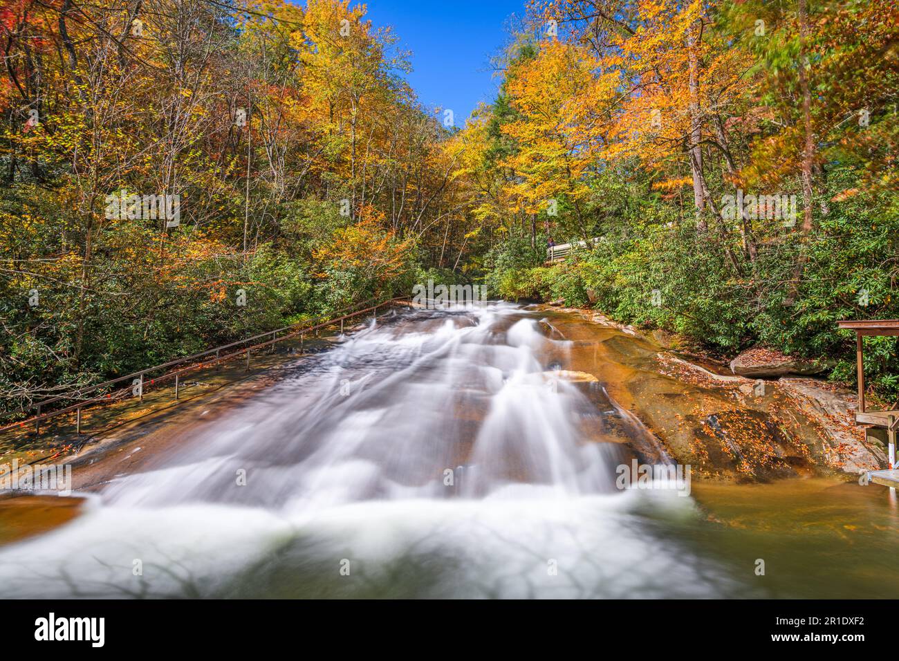 Chutes de Sliding Rock sur Looking Glass Creek dans la forêt nationale de Pisgah, Caroline du Nord, États-Unis en automne. Banque D'Images