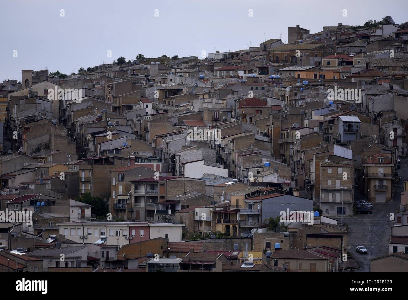 Paysage avec vue panoramique de Pietraperzia un village médiéval pittoresque en Sicile, Italie. Banque D'Images