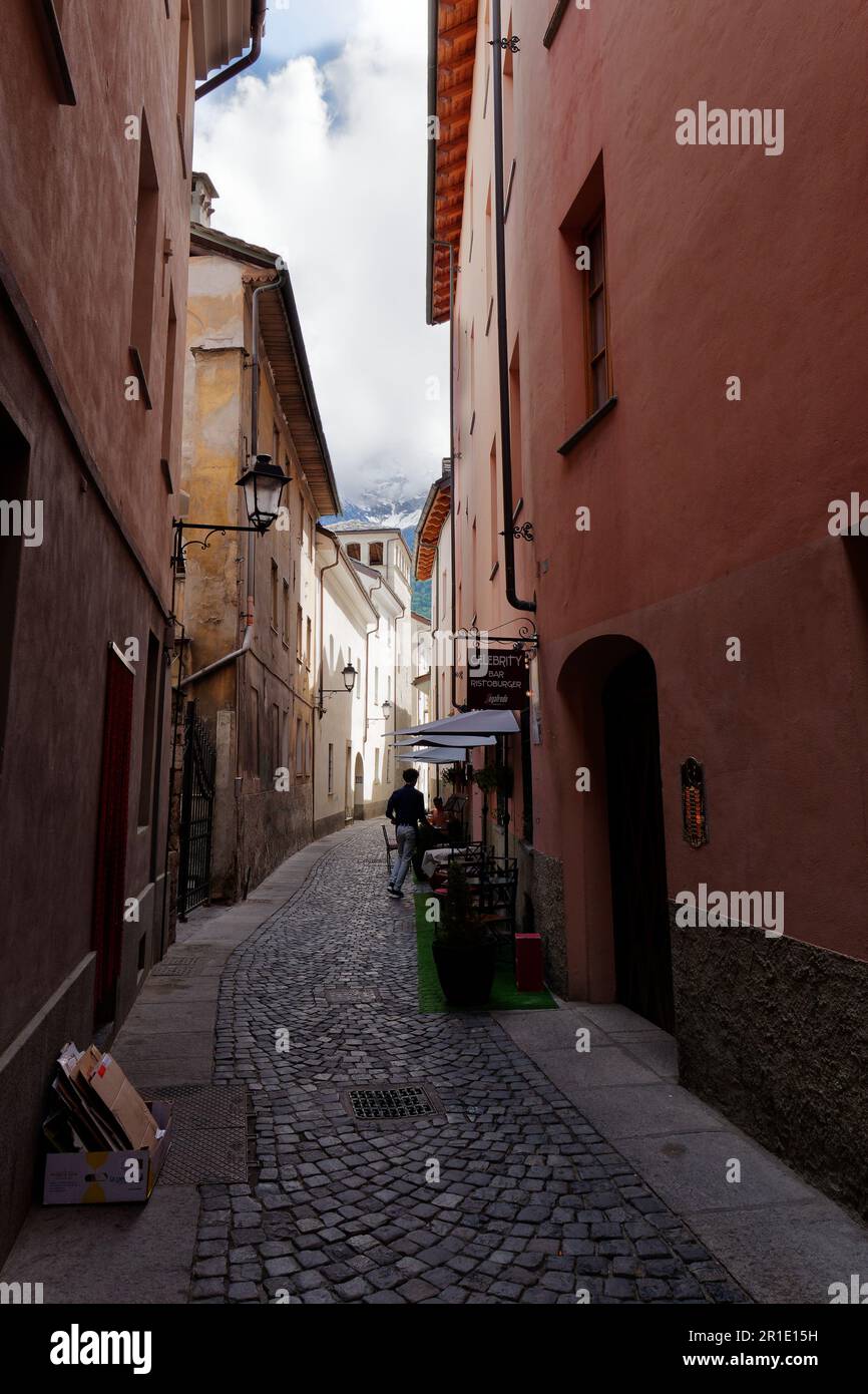 Rue pavée étroite dans la ville d'Aoste, Vallée d'Aoste, NW Italie Banque D'Images