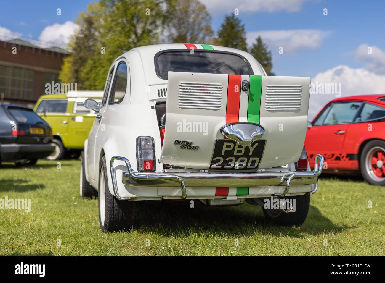 1966 Fiat 500L «PBY 238D» exposée au Scramble d'avril qui s'est tenu au centre du patrimoine de Bicester le 23 avril 2023. Banque D'Images