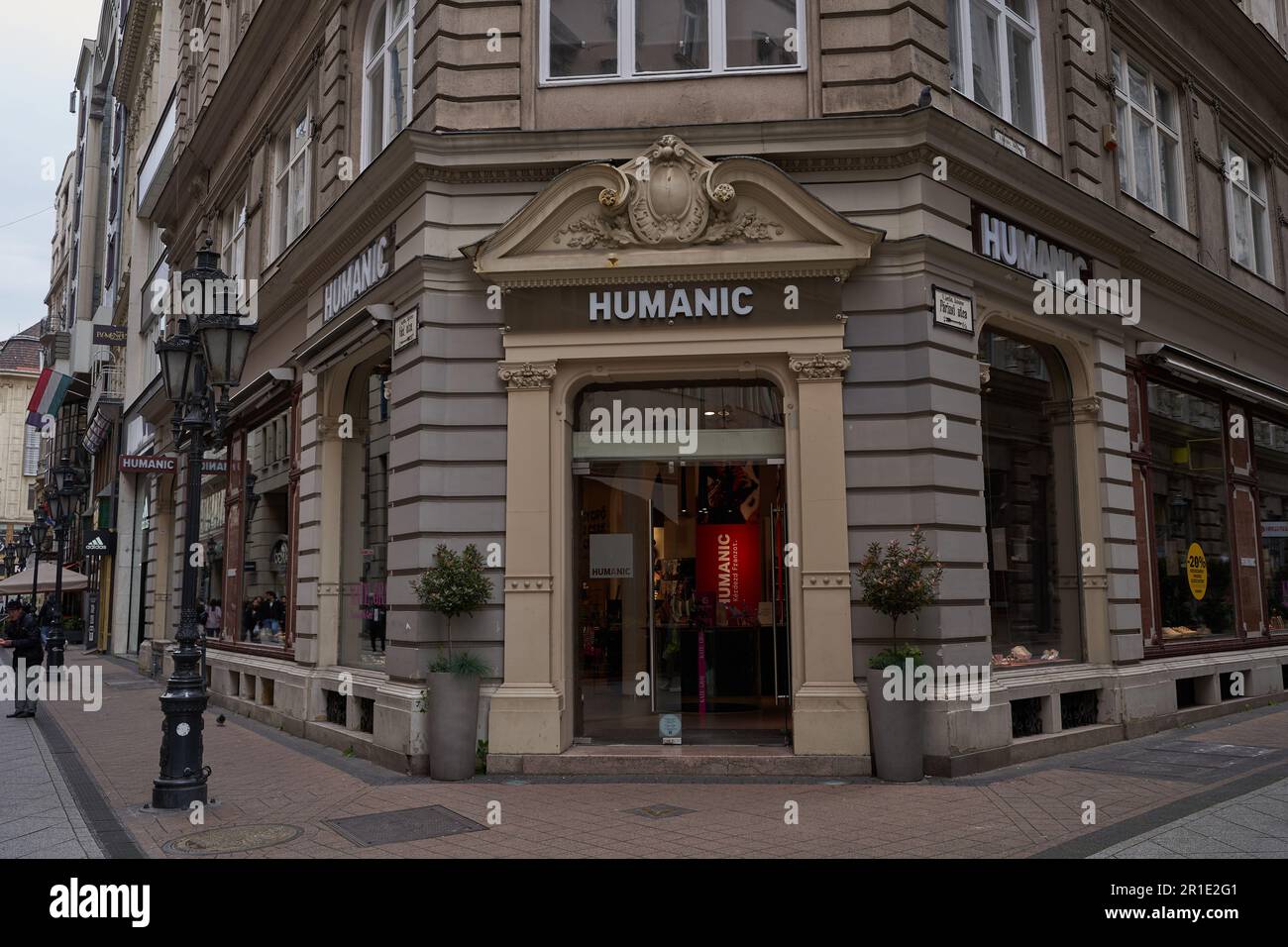 Budapest, Hongrie - 29 avril 2023 - la rue Vaci est l'une des principales voies piétonnes et peut-être la rue la plus célèbre du centre de Budapest Banque D'Images