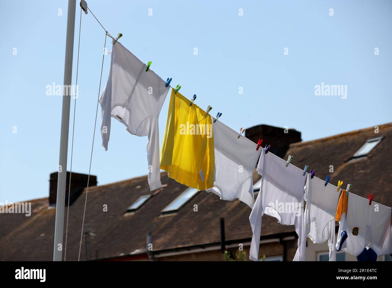 Lavage illustré sur la ligne dans un jardin à Gosport, Hampshire, Royaume-Uni. Banque D'Images