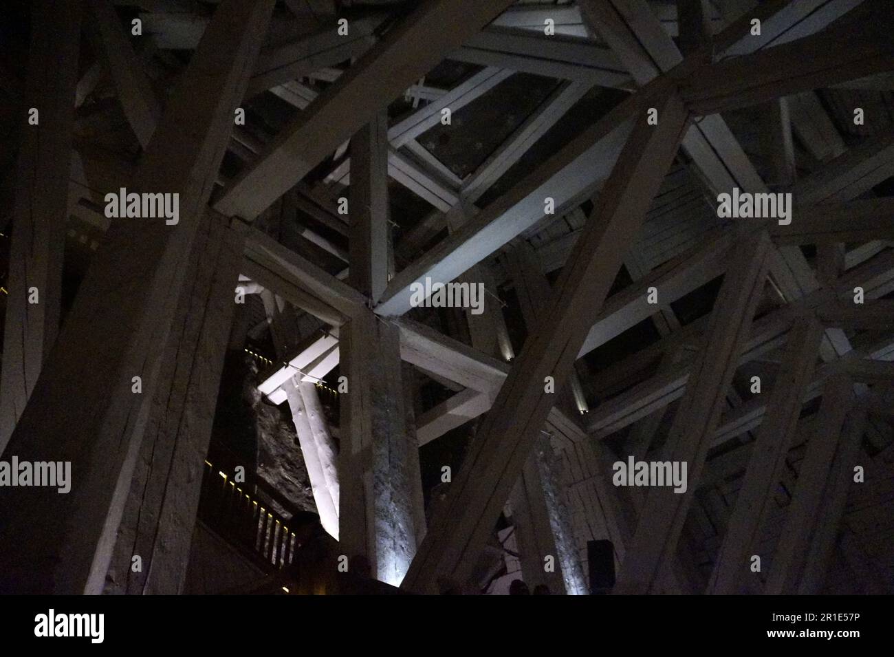 Poutres en bois soutenant le toit d'une grande caverne dans la mine de sel de Wieliczka, Cracovie, Pologne Banque D'Images