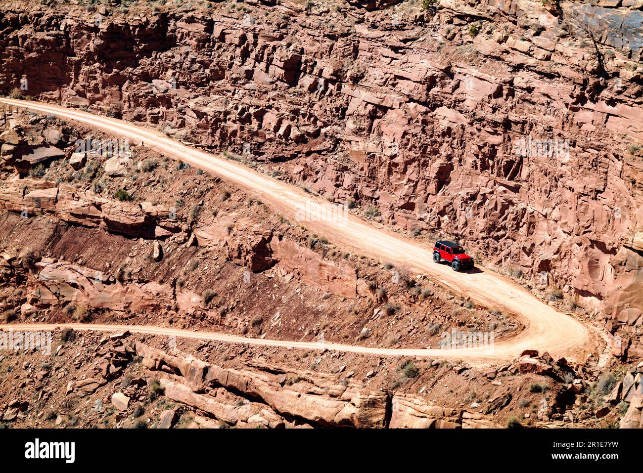 4WD Jeep naviguant sur la route étroite et escarpée Shafer Trail; Parc national de Canyonlands; Utah; États-Unis Banque D'Images