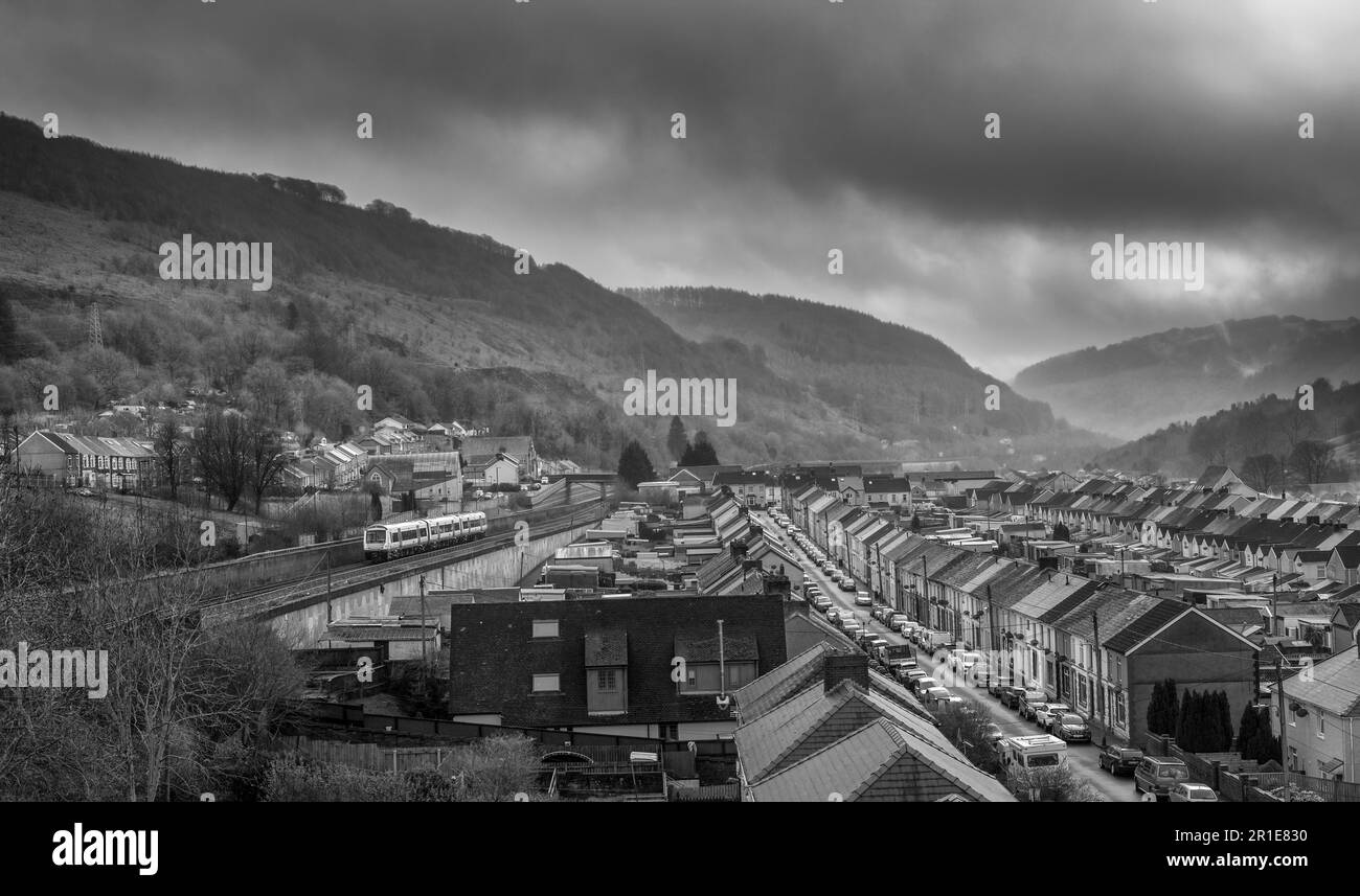 Transport pour le train turbostar de classe 170 du pays de Galles passant par les rangées de maisons en terrasse alors qu'il passe devant le MCG, Blaenau Gwent, pays de Galles, sur la ligne de chemin de fer Ebbw Vale Banque D'Images