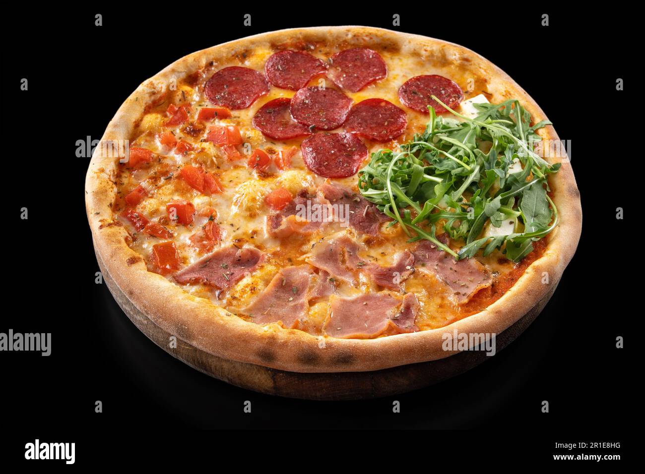 Pizza 4 saisons avec salami Pepperoni, fromage feta, fromage mozzarella, tomates Banque D'Images