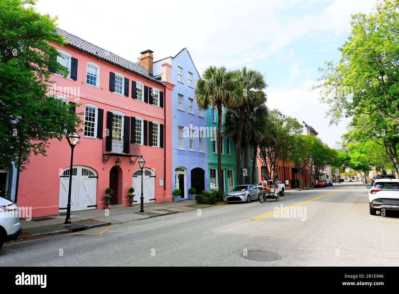 2023 mise à jour,2023, Rainbow Row est le nom d'une série de treize maisons historiques colorées à Charleston, Caroline du Sud. Banque D'Images