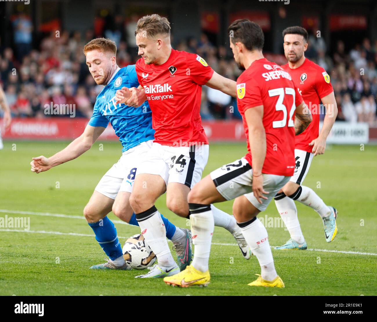 Luke Bolton de Salford City s'attaque aux camps de Callum du comté de Stockport (à gauche) pendant le match de la demi-finale de la première jambe de la Sky Bet League au Peninsula Stadium, à Salford. Date de la photo: Samedi 13 mai 2023. Banque D'Images