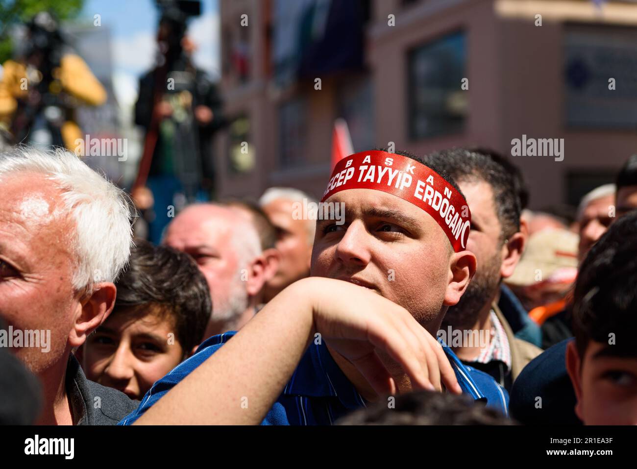 Istanbul, Turquie - 13 mai 2023 : un jeune homme portant un bandeau en faveur du président turc est vu dans la foule lors d'un rassemblement aux élections présidentielles de Recep Tayyip Erdogan à Kizilay Meydani. Des milliers de personnes ont assisté au rassemblement, où Erdogan s'est vanté des résultats de sa présidence et a mécontent son adversaire Kemal K?l?çdaro?lu. Les élections législatives en Turquie devraient avoir lieu le dimanche 14 mai, le président sortant Recep Tayyip Erdogan risquant de perdre ses fonctions après plus de 20 ans au pouvoir par rapport au chef de l'opposition Kemal K?l?çdaro?lu dans ce qui serait un événement historique. (Davide Bonaldo/Sipa Banque D'Images