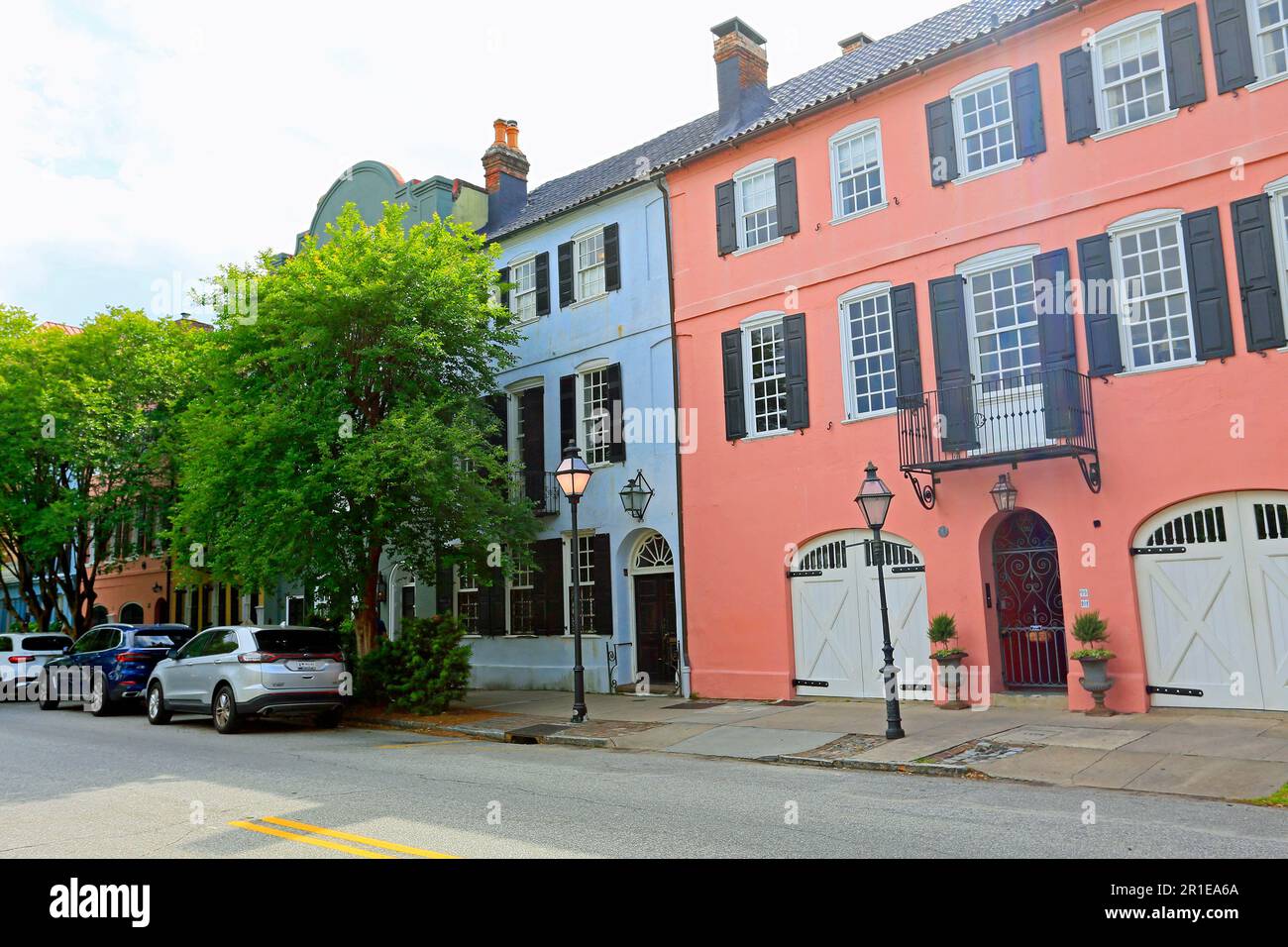 2023,update,Rainbow Row est le nom d'une série de treize maisons historiques colorées à Charleston, Caroline du Sud. Banque D'Images