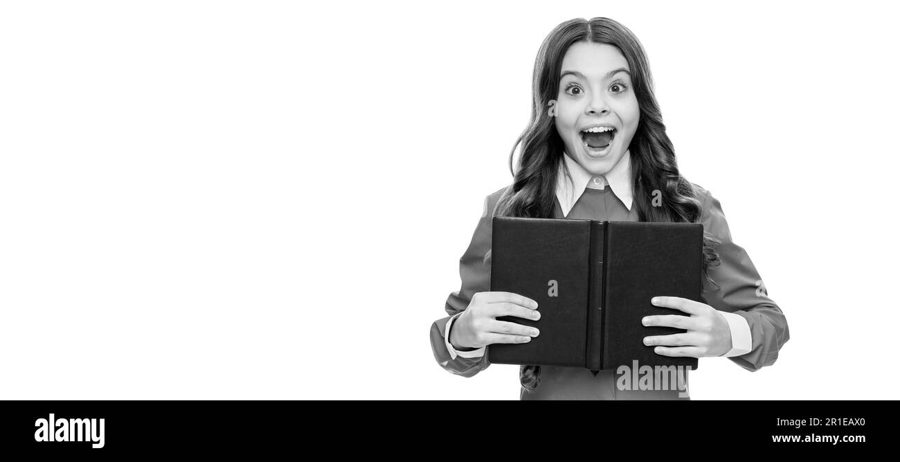 Lors de l'obtention d'un nouveau livre. Livre de garde d'enfants heureux. Bibliothèque savante. Éducation scolaire. Bannière de l'élève de la jeune fille. Portrait de l'enfant de l'école avec Banque D'Images