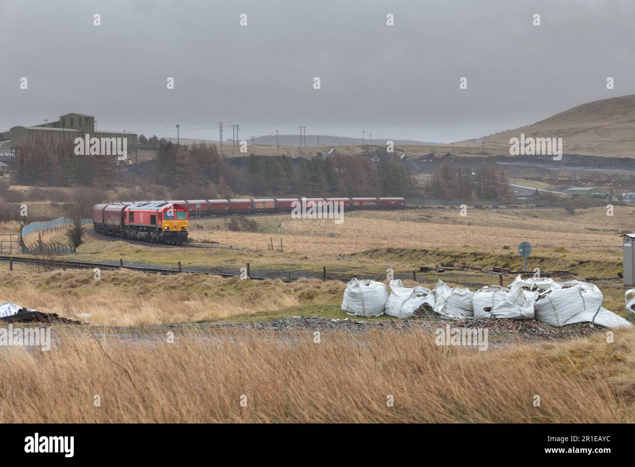 DB Cargo Rail classe 66 locomotive diesel arrivant au point d'évacuation de Cwmbargoed avec un train à charger avec du charbon de la mine de charbon Ffos-Y-Fran Banque D'Images