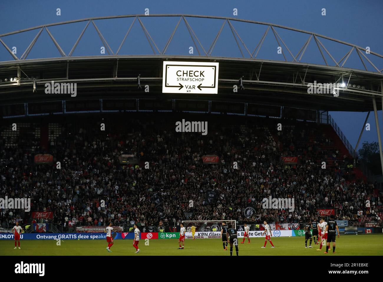 UTRECHT - assistant vidéo arbitre (VAR) pendant le match de première ligue néerlandais entre le FC Utrecht et le RKC Waalwijk au stade Galgenwaard sur 13 mai 2023 à Utrecht, pays-Bas. ANP BART STOUTJESDYK Banque D'Images