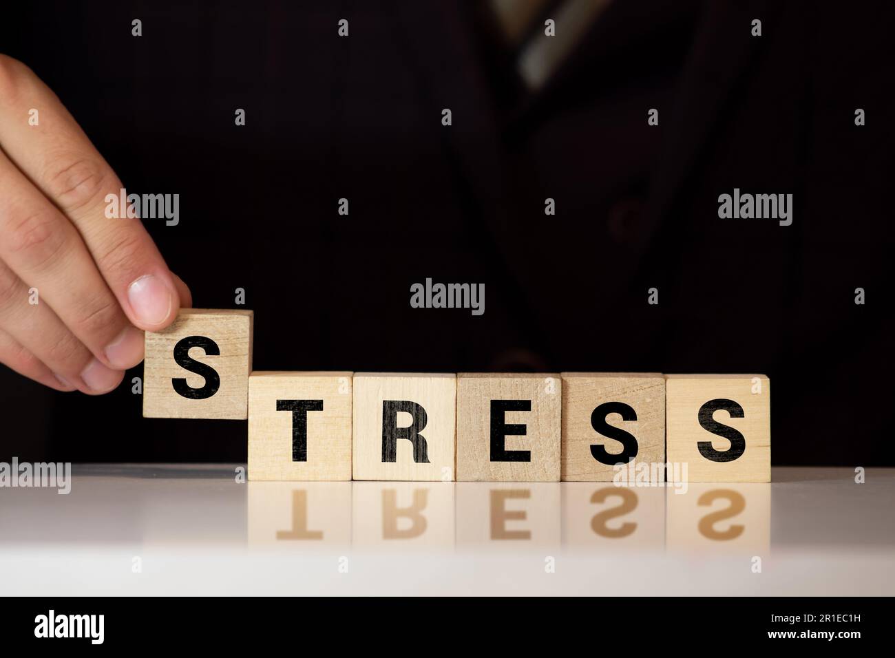 Stress - mots de blocs de bois avec des lettres, sentir inquiet et stress nerveux concept, vue de dessus fond gris Banque D'Images