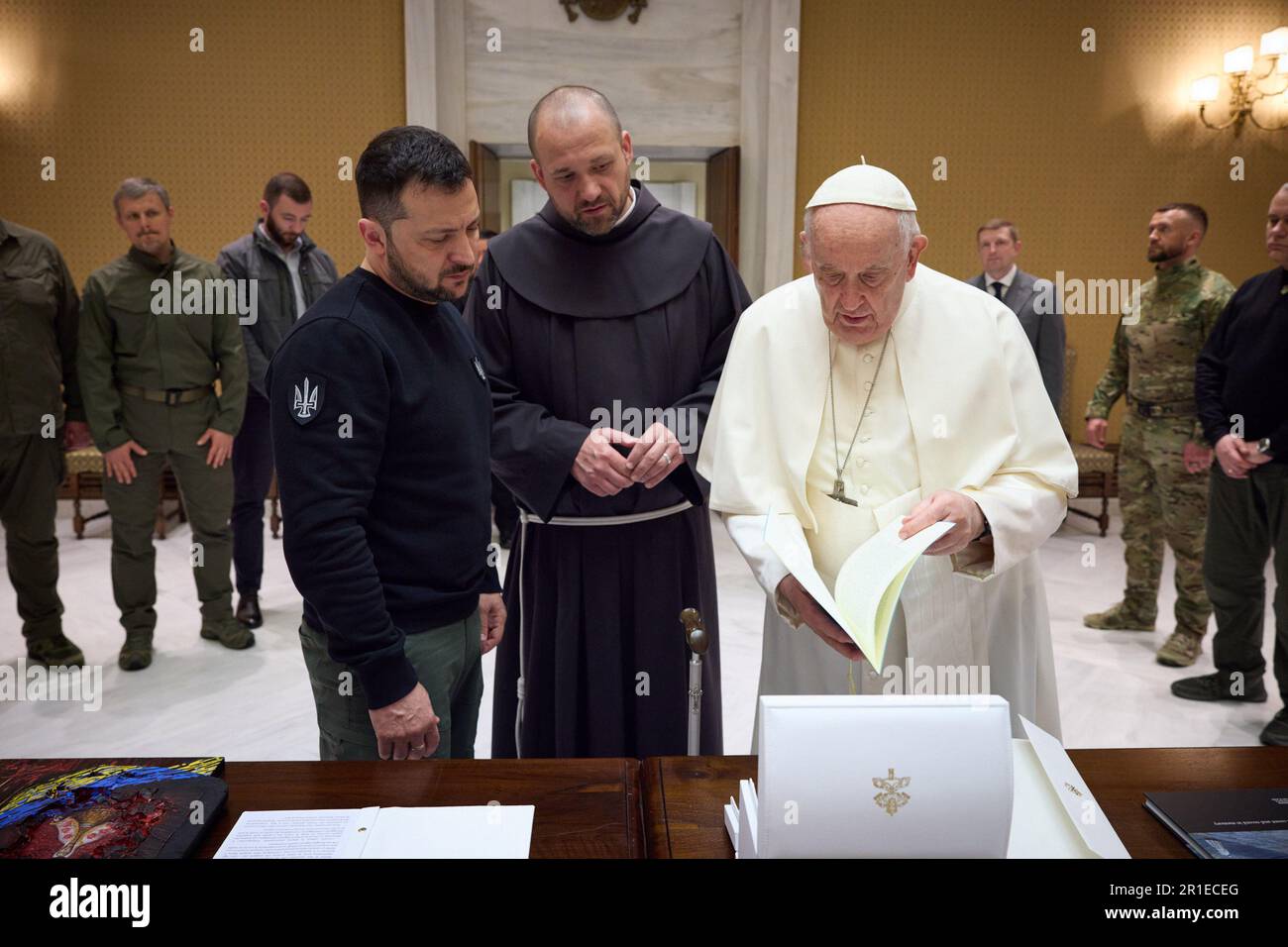 Le président ukrainien Volodymyr Zelenskyy est photographié lors de sa rencontre avec le pape François samedi, 13 mai 2023, dans le cadre de sa visite officielle en République d'Italie et au Vatican. Zelenskyy a appelé sa Sainteté à condamner l'agression militaire russe contre l'Ukraine et a souligné qu'il ne peut y avoir d'égalité entre la victime et l'agresseur. Photo via le Bureau de presse présidentiel ukrainien/UPIPrésident de l'Ukraine Volodymyr Zelenskyy est photographié lors de sa rencontre avec le Pape François samedi, 13 mai 2023, dans le cadre de sa visite officielle en République d'Italie et au Vatican. Z Banque D'Images