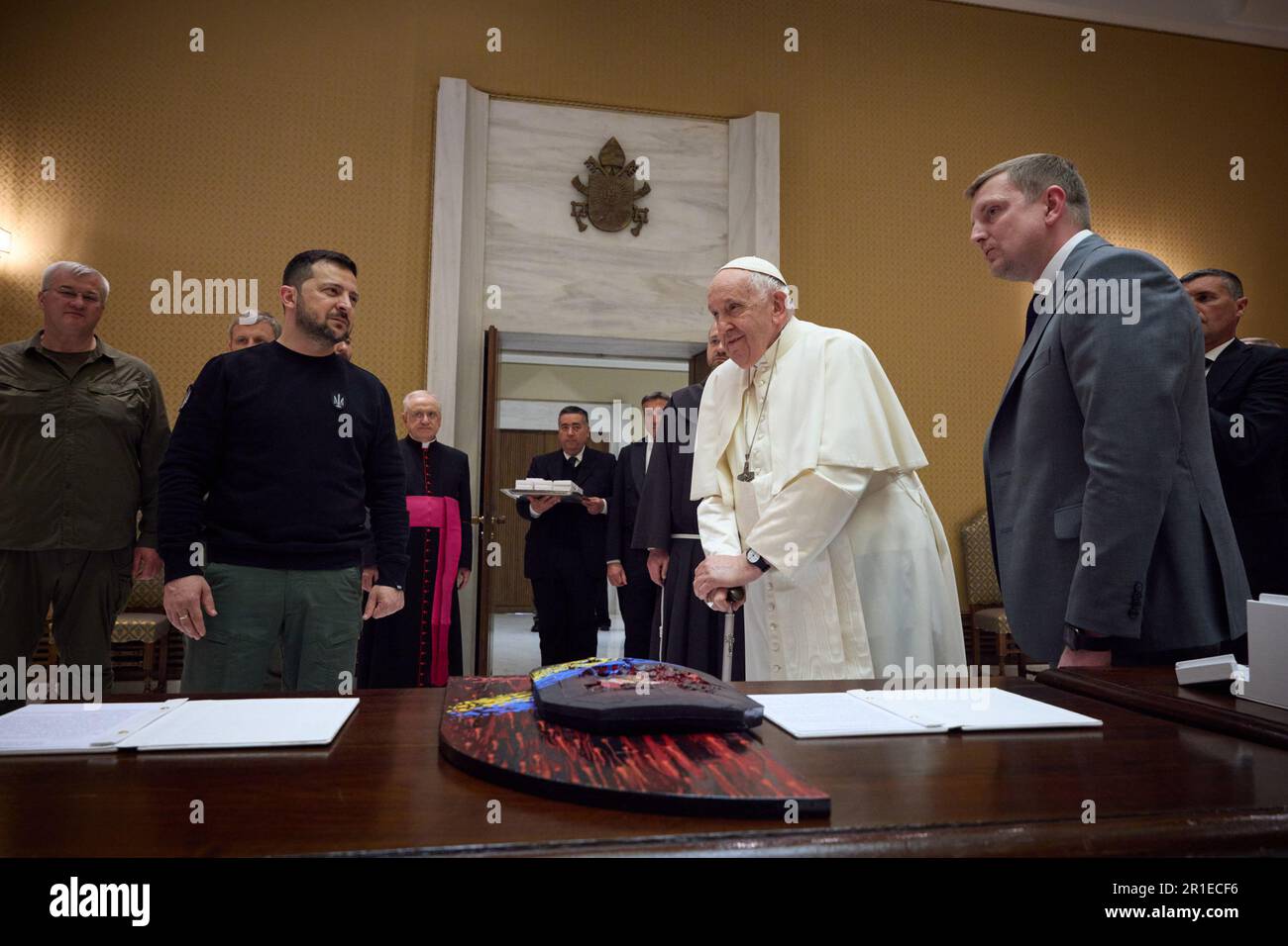 Le président ukrainien Volodymyr Zelenskyy est photographié lors de sa rencontre avec le pape François samedi, 13 mai 2023, dans le cadre de sa visite officielle en République d'Italie et au Vatican. Zelenskyy a appelé sa Sainteté à condamner l'agression militaire russe contre l'Ukraine et a souligné qu'il ne peut y avoir d'égalité entre la victime et l'agresseur. Photo via le Bureau de presse présidentiel ukrainien/UPIPrésident de l'Ukraine Volodymyr Zelenskyy est photographié lors de sa rencontre avec le Pape François samedi, 13 mai 2023, dans le cadre de sa visite officielle en République d'Italie et au Vatican. Z Banque D'Images