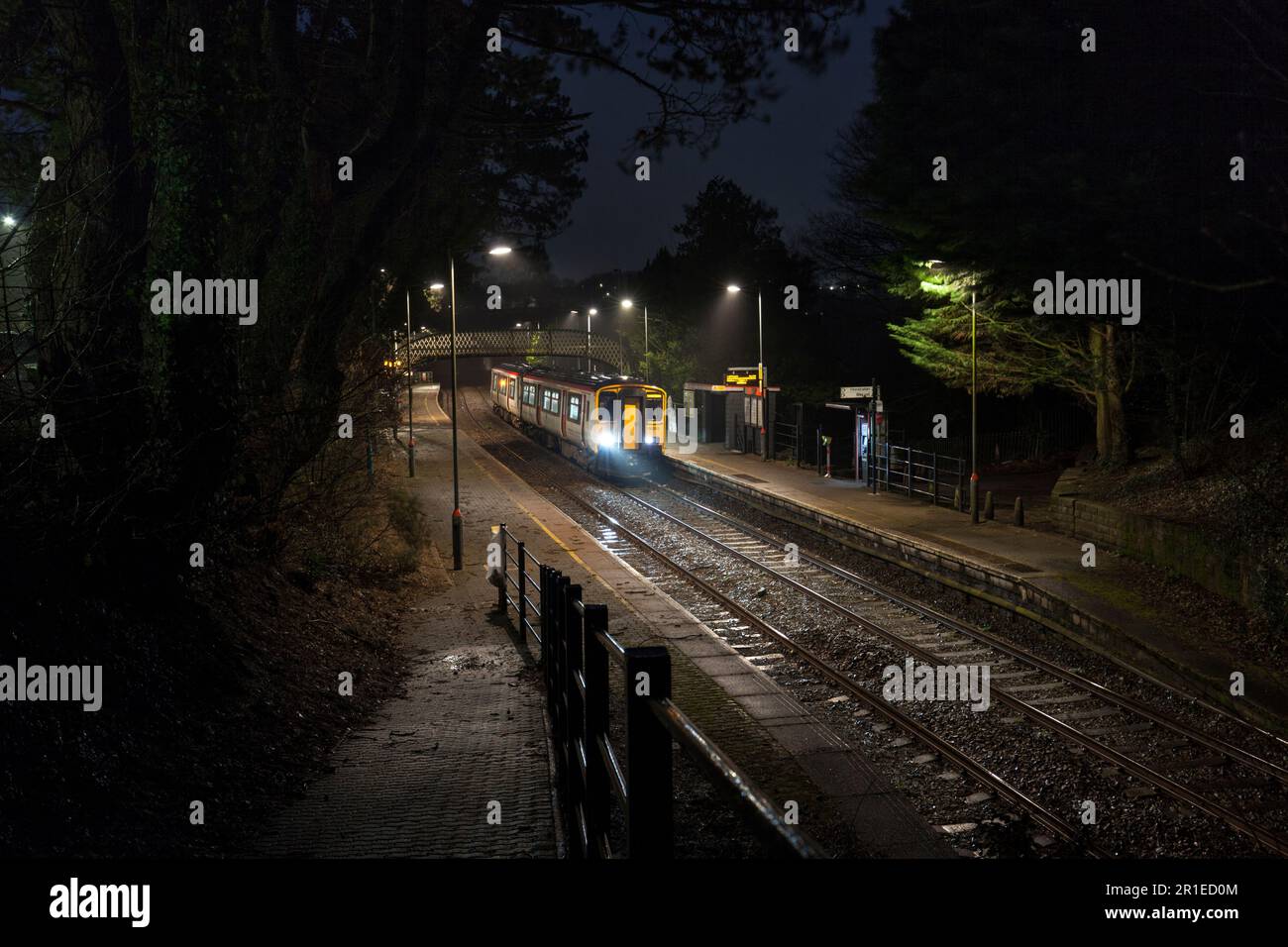 Transport pour le train de sprinters de classe 150 du pays de Galles appelant à la gare de Hengoed sur la ligne de la vallée de Rhymney, Cardiff de nuit Banque D'Images