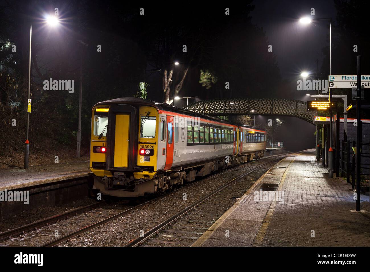 Transport pour le train de sprinters de classe 153 du pays de Galles appelant à la gare de Hengoed sur la ligne de la vallée de Rhymney, Cardiff de nuit Banque D'Images