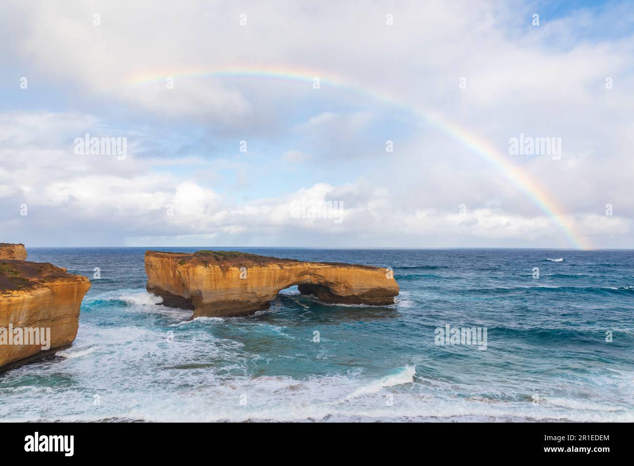 Photographie du London Bridge contre un ciel orageux près de Port Campbell sur la côte sauvage le long de la Great Ocean Road à Victoria en Australie Banque D'Images