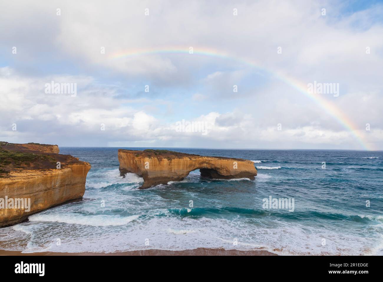 Photographie du London Bridge contre un ciel orageux près de Port Campbell sur la côte sauvage le long de la Great Ocean Road à Victoria en Australie Banque D'Images