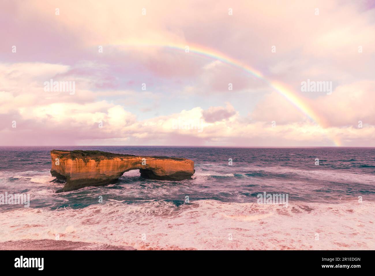 Photographie du London Bridge contre un ciel orageux près de Port Campbell sur la côte sauvage le long de la Great Ocean Road à Victoria en Australie Banque D'Images