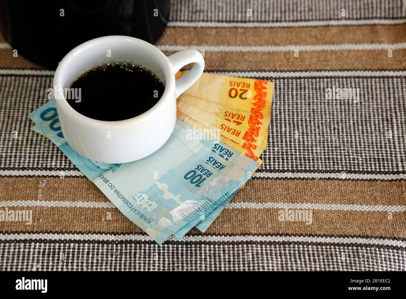 tasse de café et billets de monnaie réelle du brésil Banque D'Images