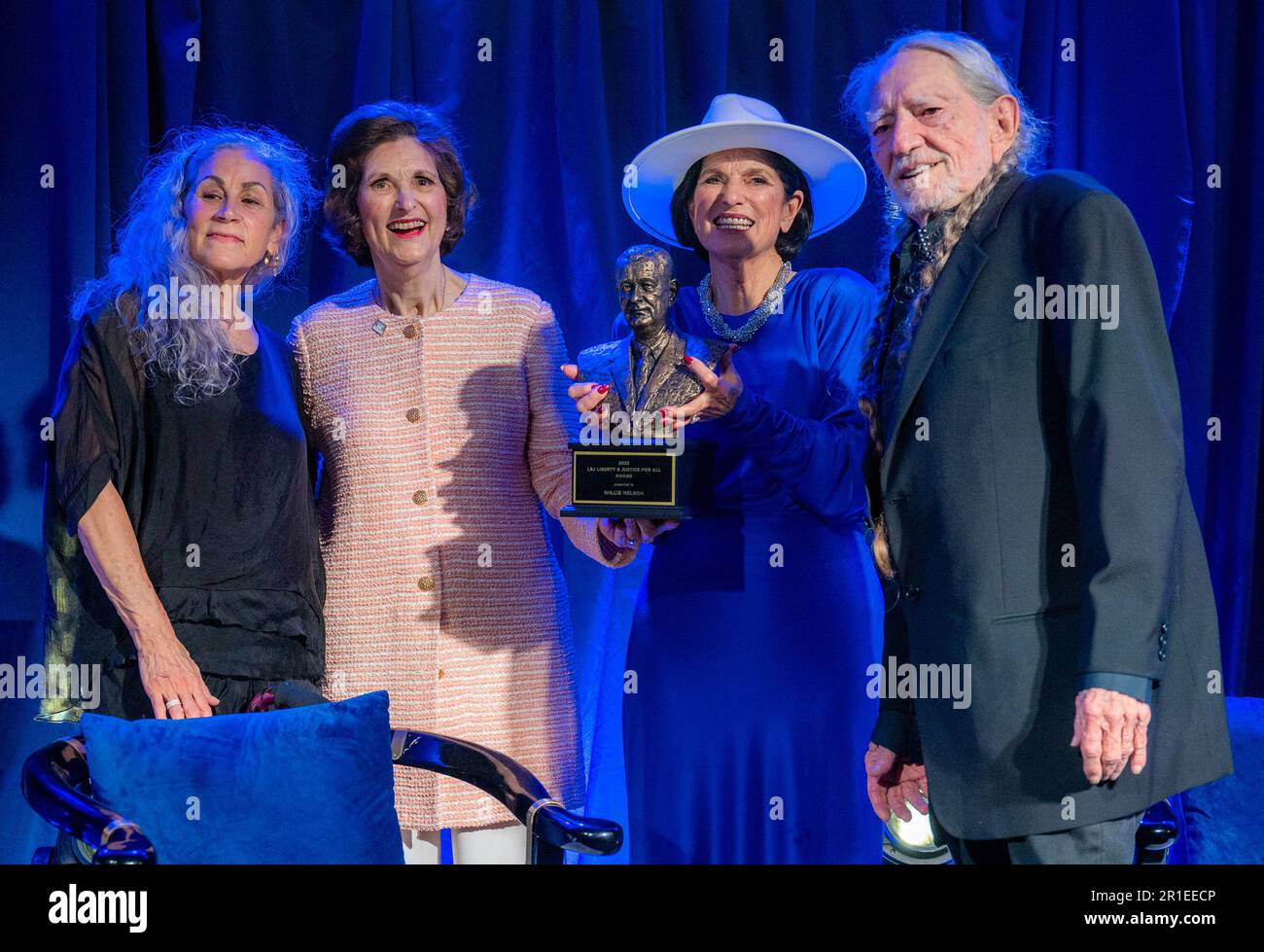 LYNDA ROBB (deuxième en partant de la gauche) se joint à sa sœur LUCI BAINES JOHNSON pour présenter WILLIE NELSON, chanteuse et compositeur texane légendaire. (Avec sa femme Annie NELSON, à l'extrême gauche) le prix LBJ liberté & Justice for All à la bibliothèque présidentielle LBJ à Austin, Texas, sur 12 mai 2023. Une cérémonie de remise de prix à la bibliothèque présidentielle de LBJ a permis de recueillir des fonds pour créer la dotation Willie Nelson pour l'élévation des communautés rurales. Photo de la bibliothèque LBJ par Jay Godwin Banque D'Images