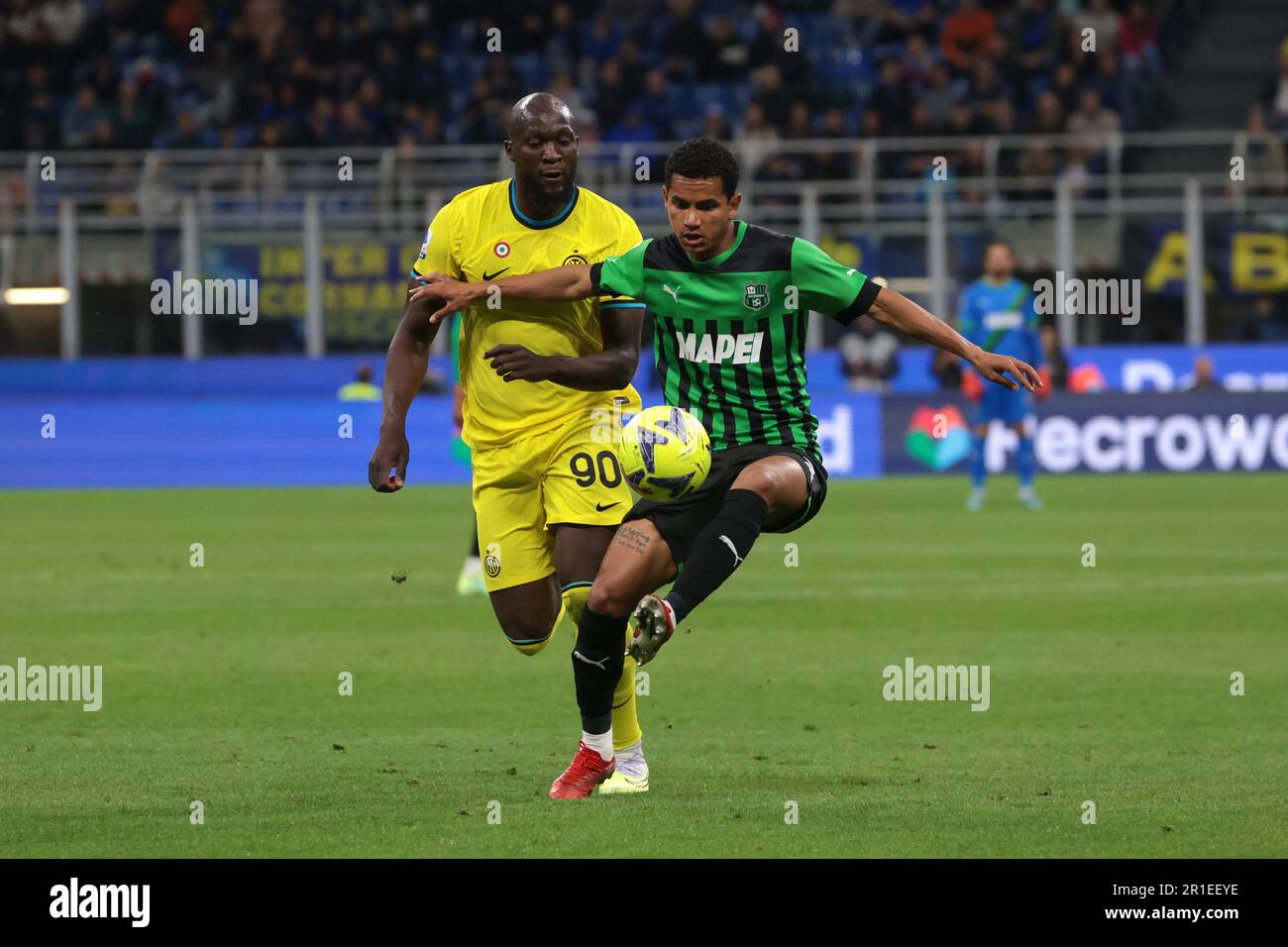 Milan, Italie. 13th mai 2023. Rogerio de US Sassuolo contrôle la balle sous la pression de Romelu Lukaku du FC Internazionale pendant le match de série A à Giuseppe Meazza, Milan. Crédit photo à lire: Jonathan Moscrop/Sportimage crédit: Sportimage Ltd/Alay Live News Banque D'Images