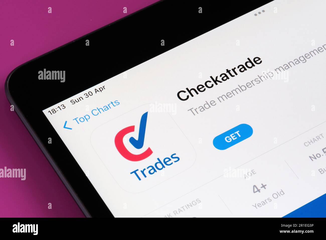 Application Checkatrade vue dans l'App Store sur l'écran de l'ipad. Mise au point sélective. Stafford, Royaume-Uni, 6 mai 2023 Banque D'Images