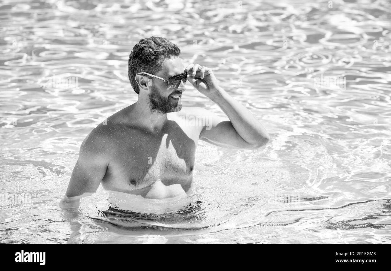 Vacances d'été. Guy porte des lunettes dans l'eau. Temps libre et journée libre. Détendez-vous. Banque D'Images