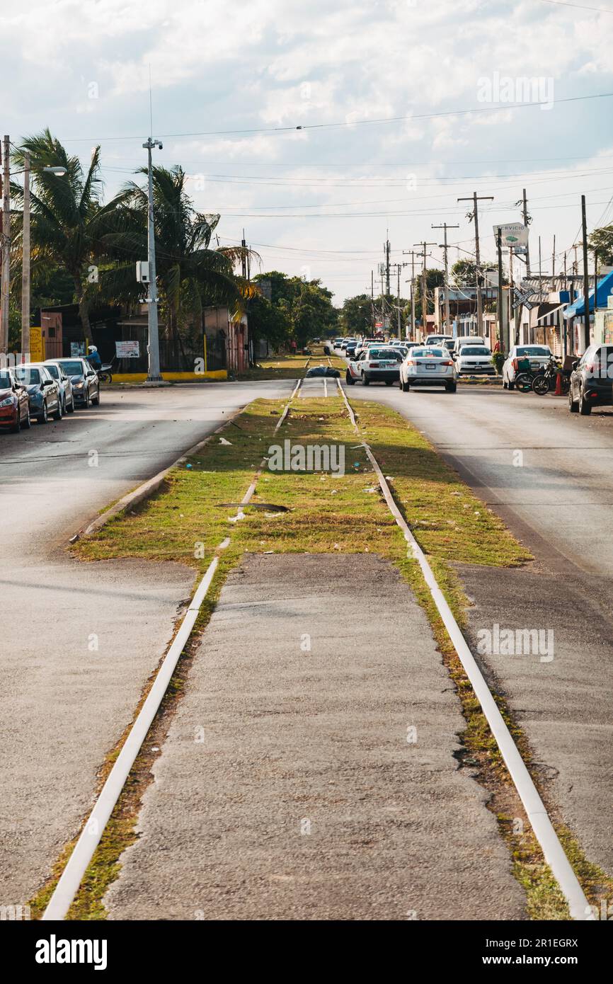 De vieilles voies ferrées traversent une rue à Mérida, au Mexique. La région de Yucatán avait un réseau ferroviaire animé de 1865 jusqu'aux années 1950 Banque D'Images