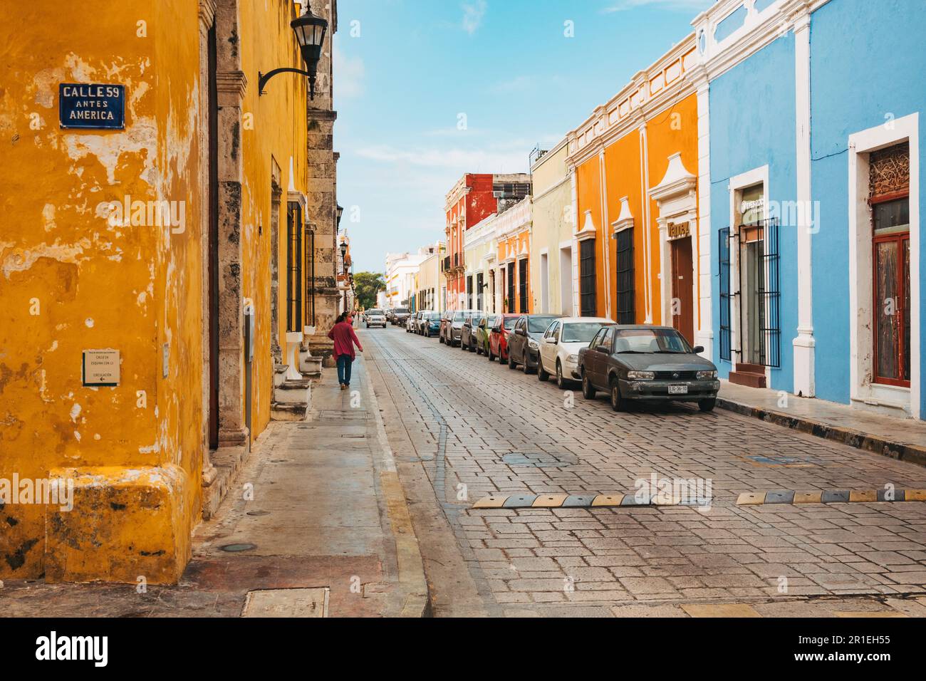Bâtiments coloniaux espagnols peints dans diverses couleurs vives sur Calle 59 dans le centre historique de la ville de Campeche, au Mexique Banque D'Images