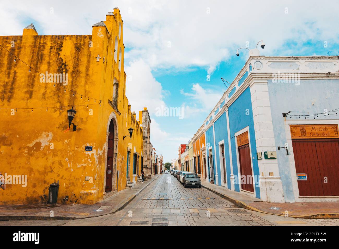 Bâtiments coloniaux espagnols peints dans diverses couleurs vives sur Calle 59 dans le centre historique de la ville de Campeche, au Mexique Banque D'Images