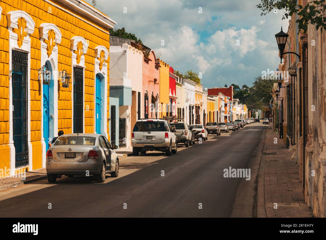Bâtiments coloniaux espagnols peints dans diverses couleurs vives dans le centre historique de la ville de Campeche, au Mexique Banque D'Images