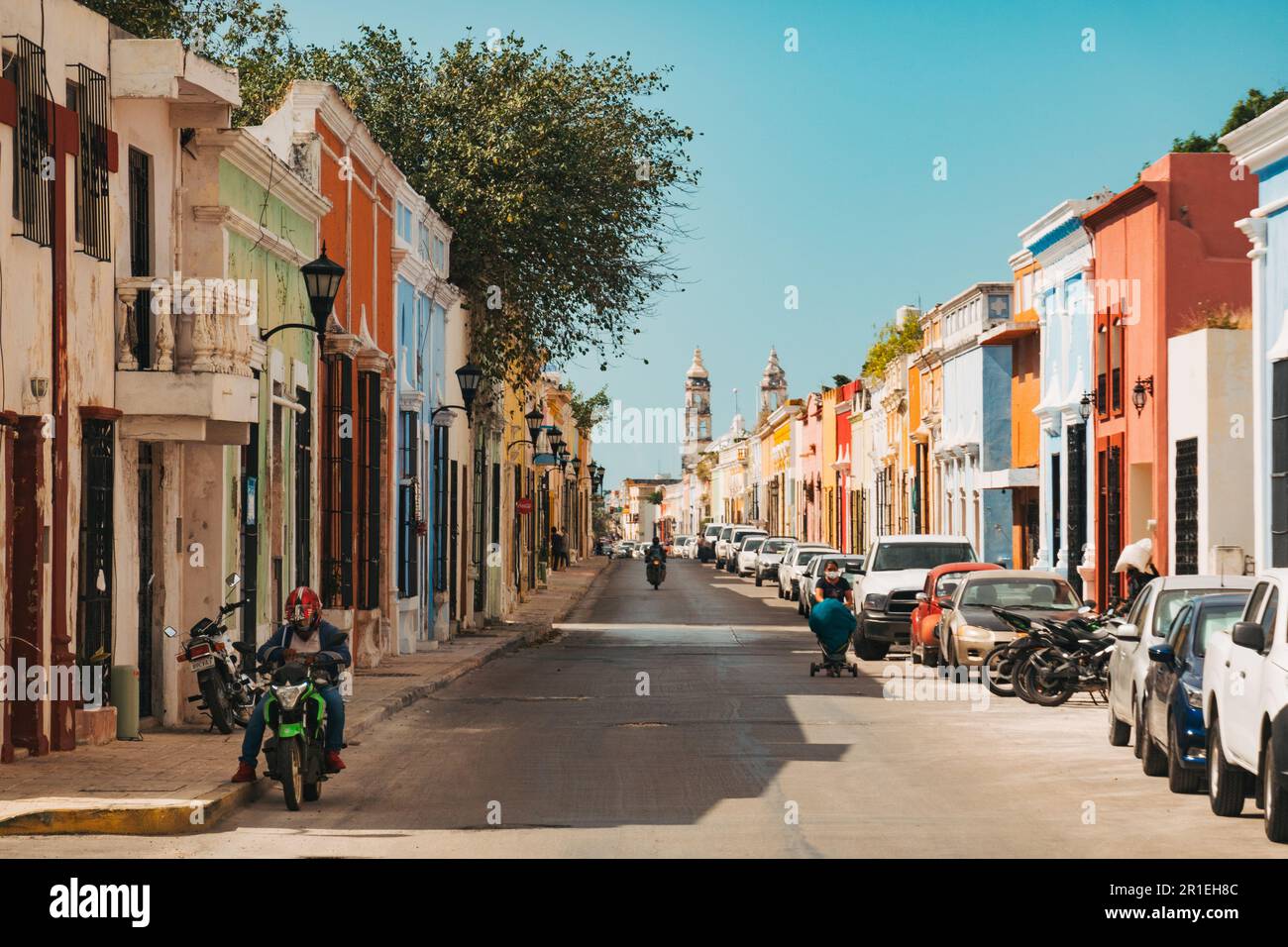 Bâtiments coloniaux espagnols peints dans diverses couleurs vives dans le centre historique de la ville de Campeche, au Mexique Banque D'Images